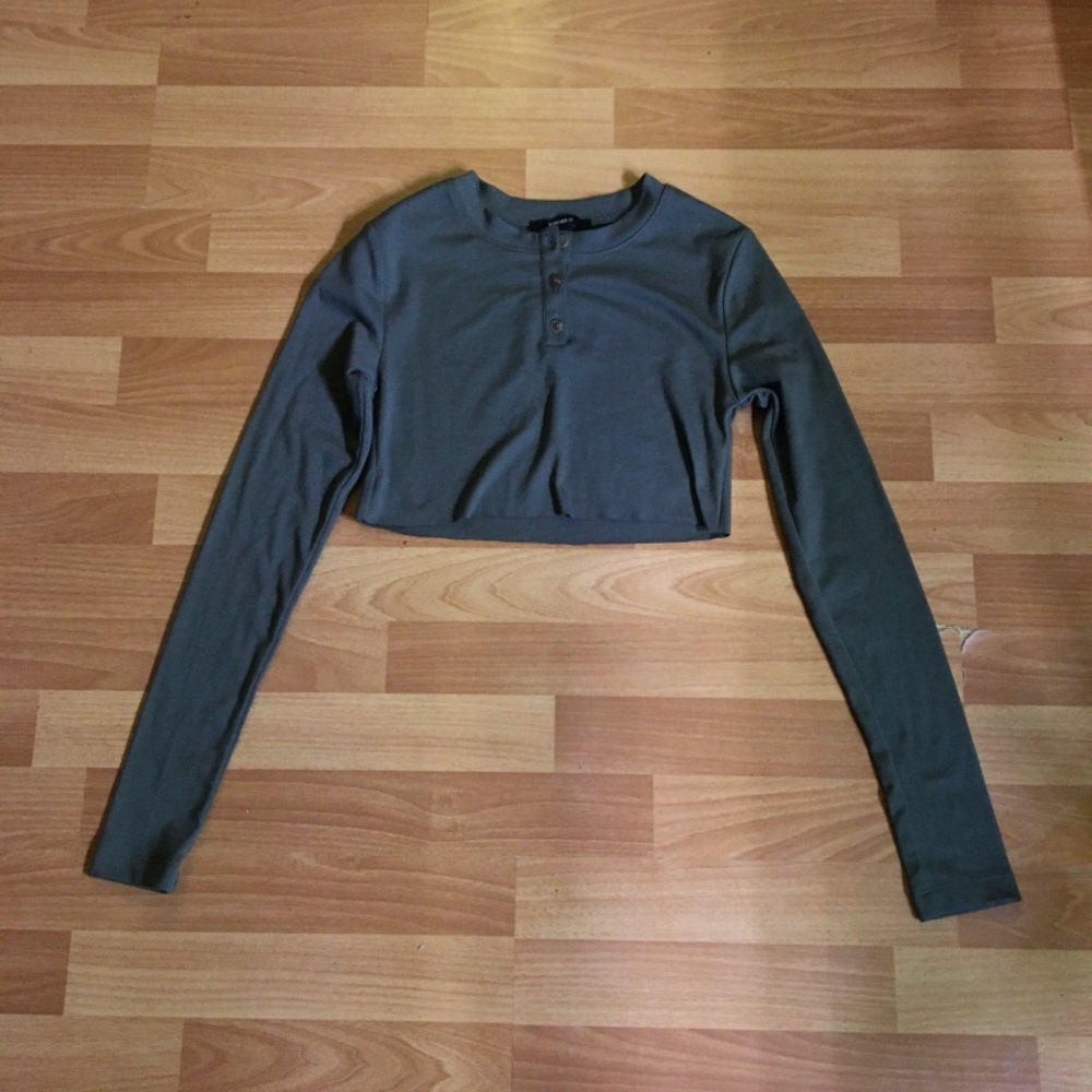 FOREVER 21 Forest green cropped long sleeve shirt